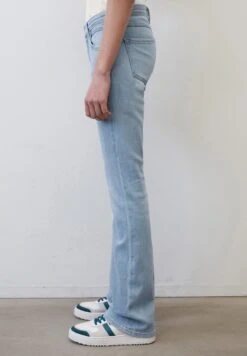 Marc O'Polo DENIM Flared Jeans - Multi Bleached Cobalt Blue -Alltags Mode 03f8fffa19fc4951a23415d81850f00f