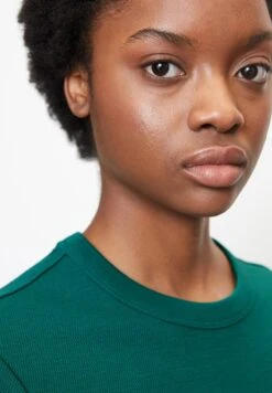 Marc O'Polo DENIM RUNDHALS MIT STRUKTUR AUS - T-Shirt Basic - Green -Alltags Mode 2c1a16c06b084faebe9cc15e80504d97