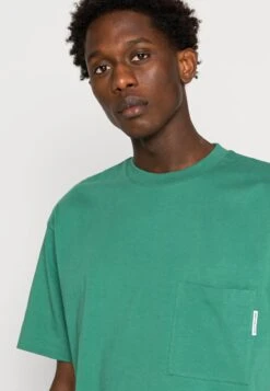 Marc O'Polo DENIM SHORT SLEEVE CHEST POCKET - T-Shirt Basic - Green Depths -Alltags Mode 66e39fcd7b92428dad0460a9070dda9c