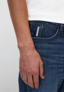 Marc O'Polo DENIM MODELL MATS IN AUTHENTI-STRE - Jeans Shorts - Dark Worn Blue -Alltags Mode 6ee8c210bb57415b9de3e3af8d99c2b6