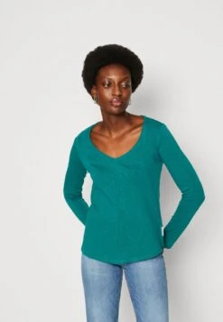 Marc O'Polo DENIM LONGSLEEVE V NECK REGULAR FIT - Langarmshirt - Green -Alltags Mode 6f7d6608398f4a938c73df05a91bad98