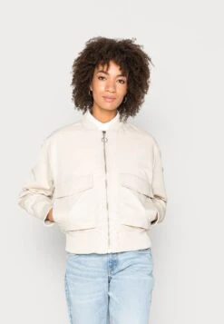 Marc O'Polo DENIM SHORT THERMORE PADDED PATCH POCKETS ZIP - Bomberjacke - Bayshore Beige -Alltags Mode 7a5a2b9c20b249bcb1068895ec5cdefd 1