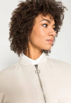 Marc O'Polo DENIM SHORT THERMORE PADDED PATCH POCKETS ZIP - Bomberjacke - Bayshore Beige -Alltags Mode 8240772f8a4b4c8da857bdc8dbdf71ed