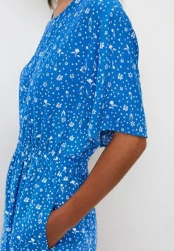 Marc O'Polo DENIM KURZER OVERALL MIT RÜCKENAUSSCHNITT AUS FLIESSE - Jumpsuit - Multi Mediterranean Blue -Alltags Mode e85f4e44aa6545e3a0572a023236b104 1