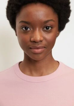 Marc O'Polo DENIM RUNDHALS MIT STRUKTUR AUS - T-Shirt Basic - Matte Rose -Alltags Mode f35fb3972c664b218816108e635919e5